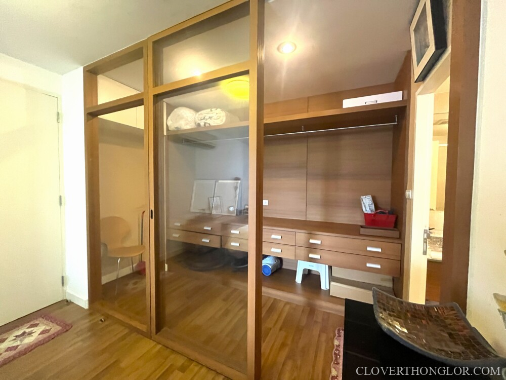 2-3 walk-in closet