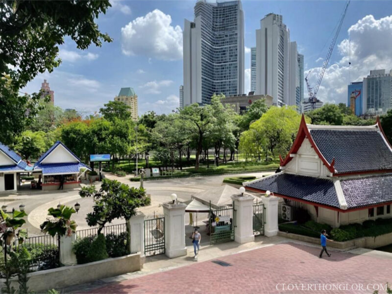 9-1 Benchasiri Park at Entrance