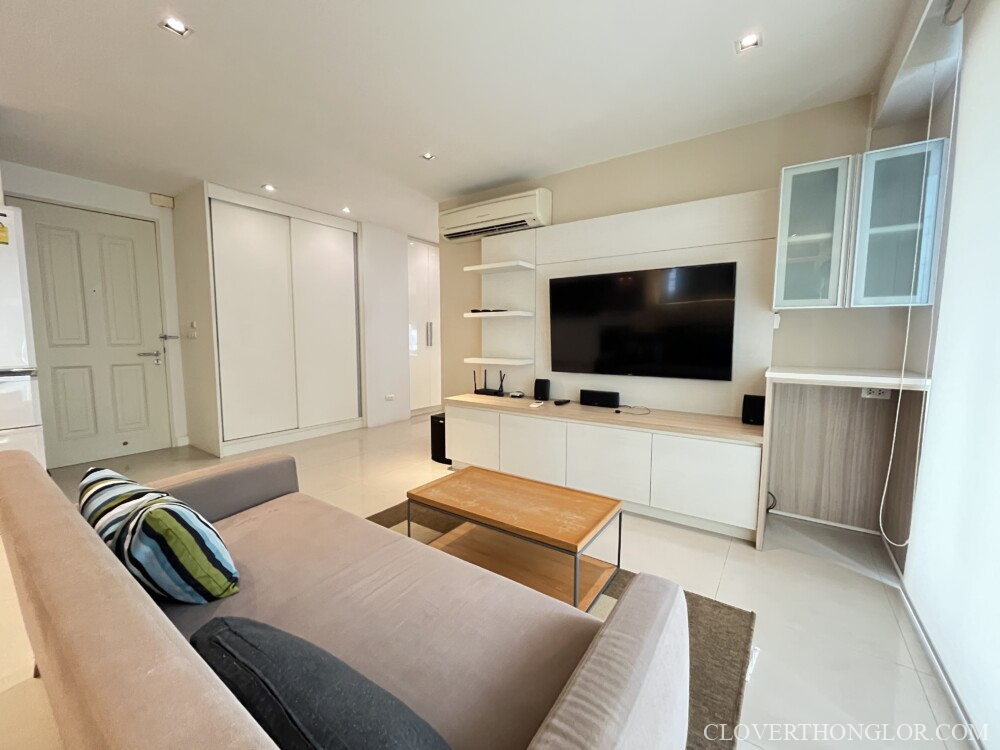 DDW 3 sofa and smart tv