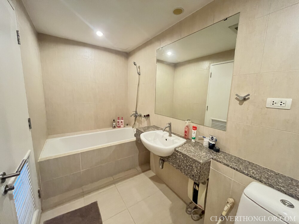 HTY bathroom with baht tub