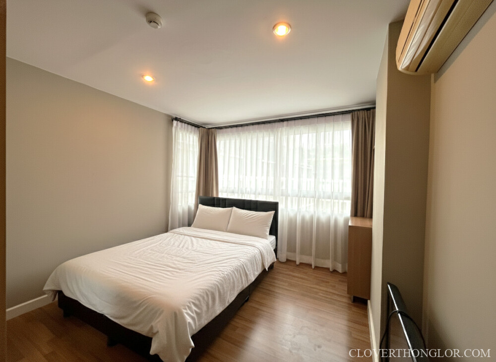 HTY second bedroom with white bed sheet from entry