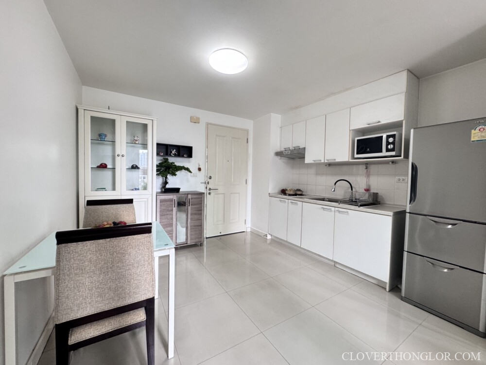 Modern kitchen with dining area