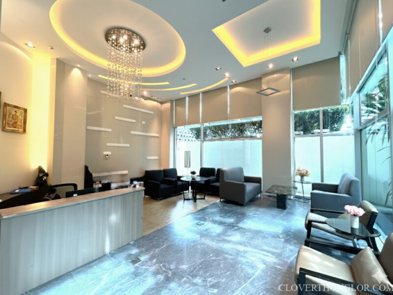 beautiful chandelier in the lobby Sophisticated main reception lobby at The Clover Thonglor, featuring a modern Juristic Person desk and comfortable multi-zone resident seating areas.