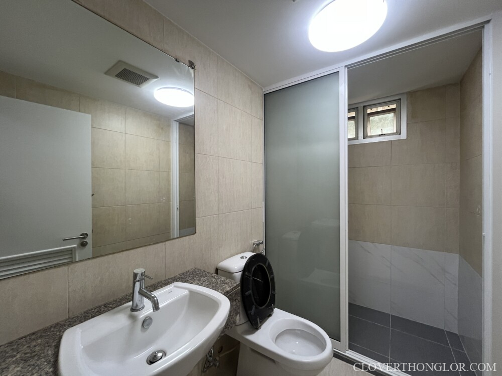 private bathroom in master bedroom