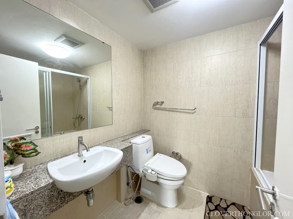 JT9 bathroom with bath tub