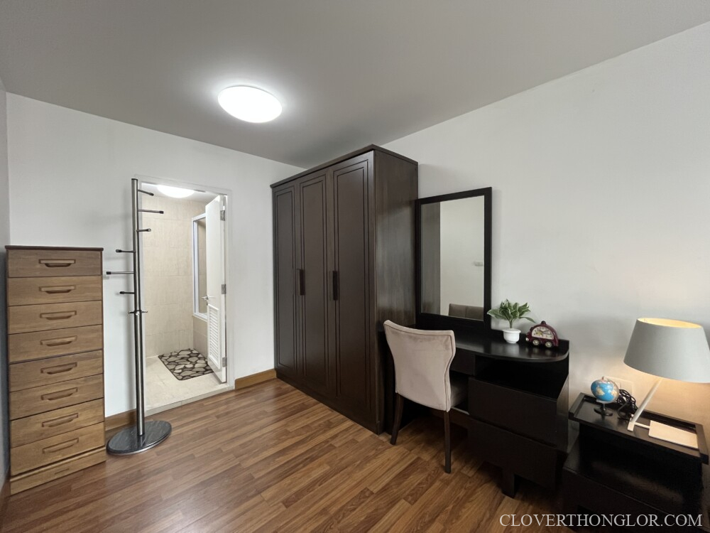 JT9 closet and make-up table