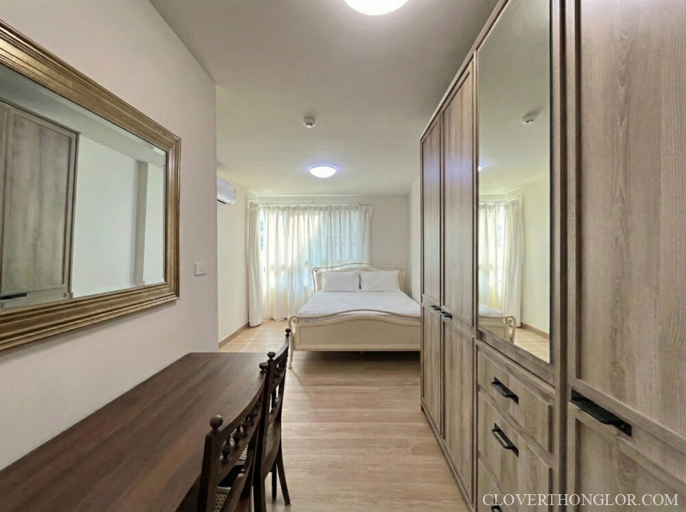 KR bedroom from make-up table