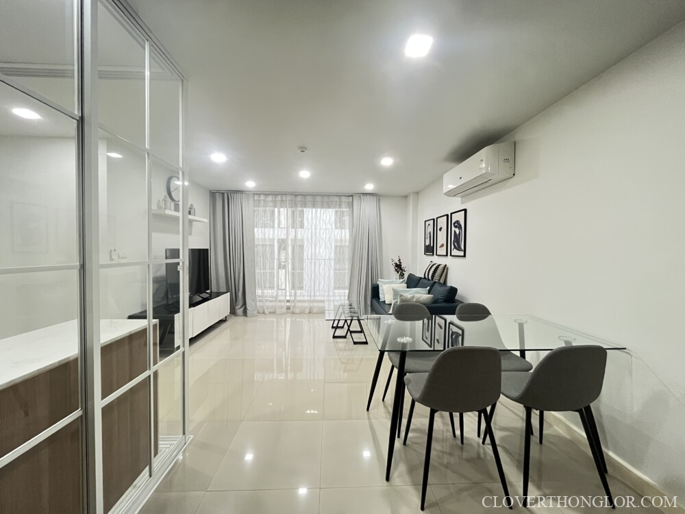 S32 living room from entrace