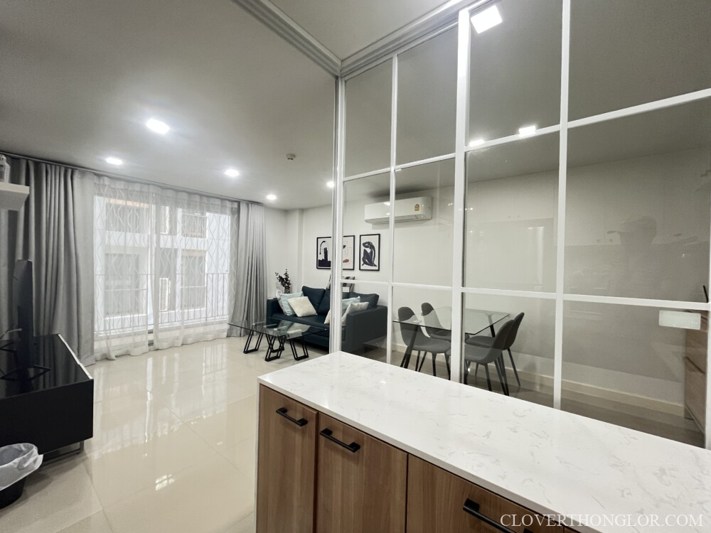 S32 living room from kitchen