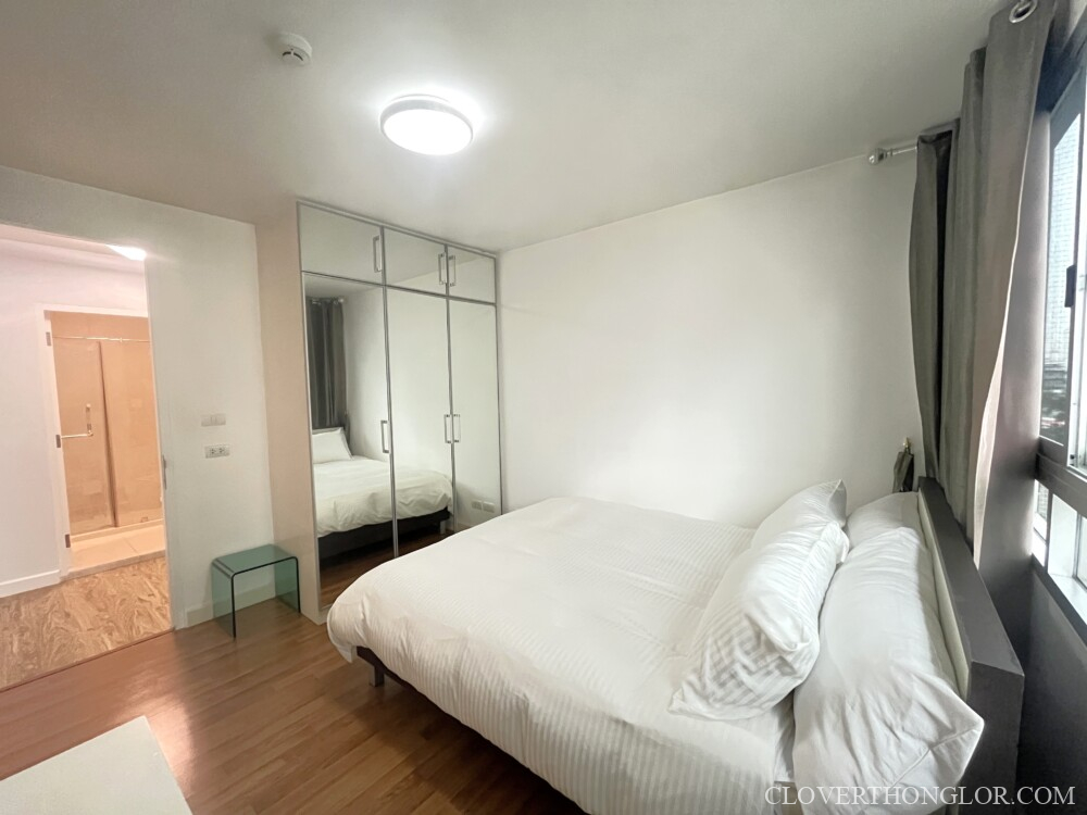 S53 second bedroom and its closet