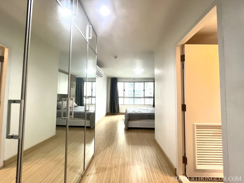 S53 toilet and closet in master bedrom