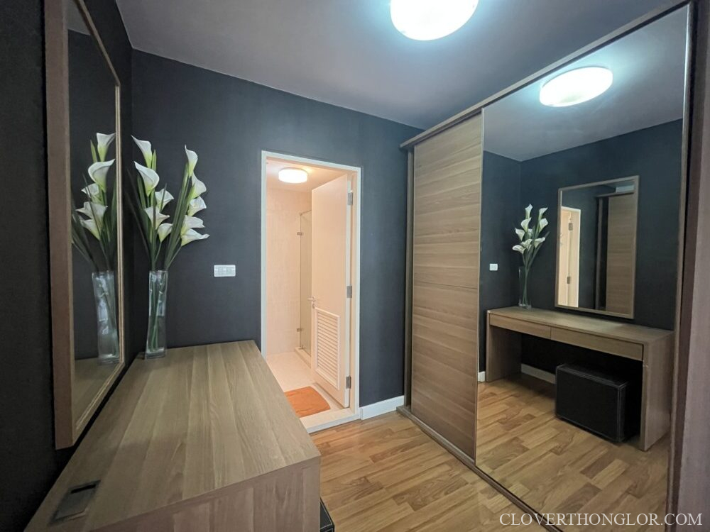 SNY closet and makup table