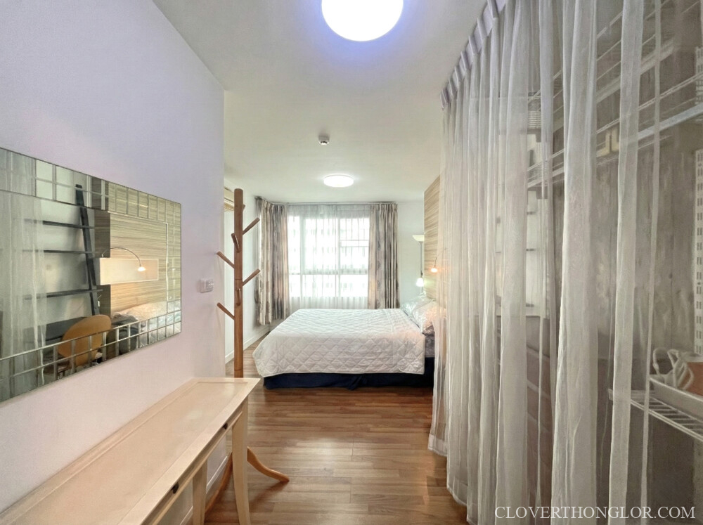 WTN make-up table and closet