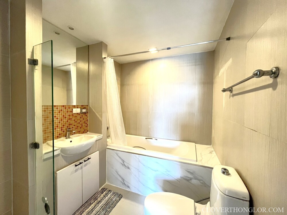 9 LM-Alcove49 bathroom with baht tub