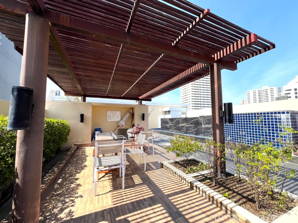 A LM-Alcove49 rest area by roof-top pool