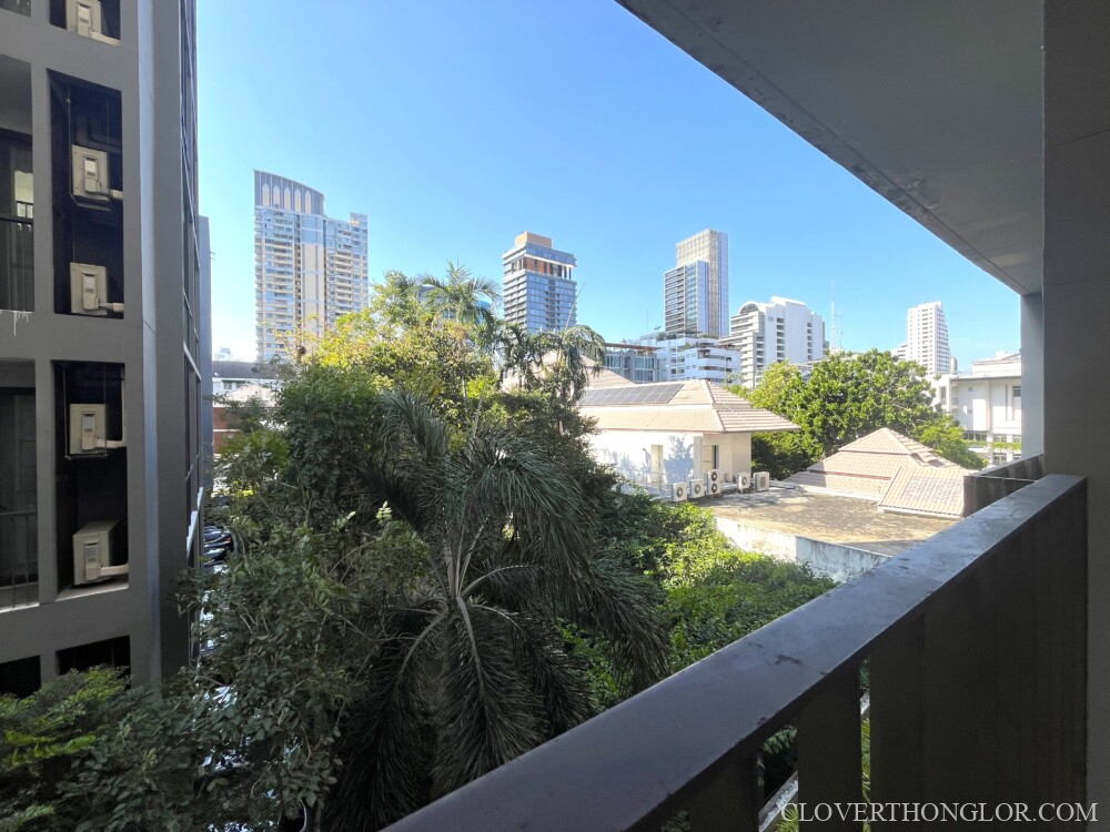 LEK view of city and garden on balcony