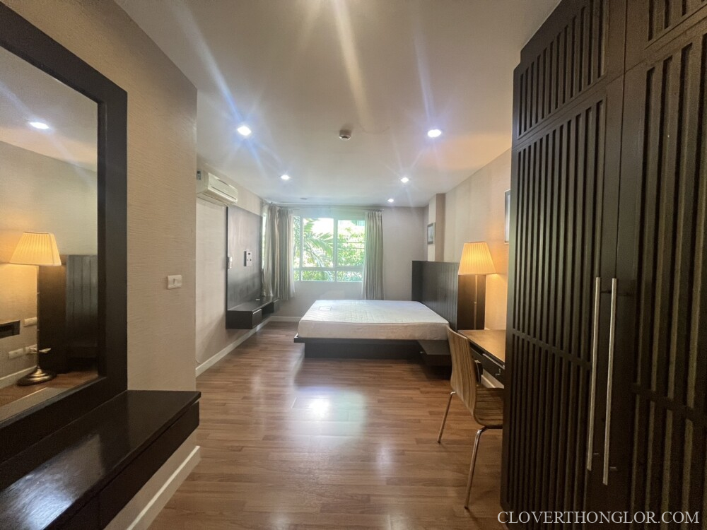 07 AEH bedroom from restroom