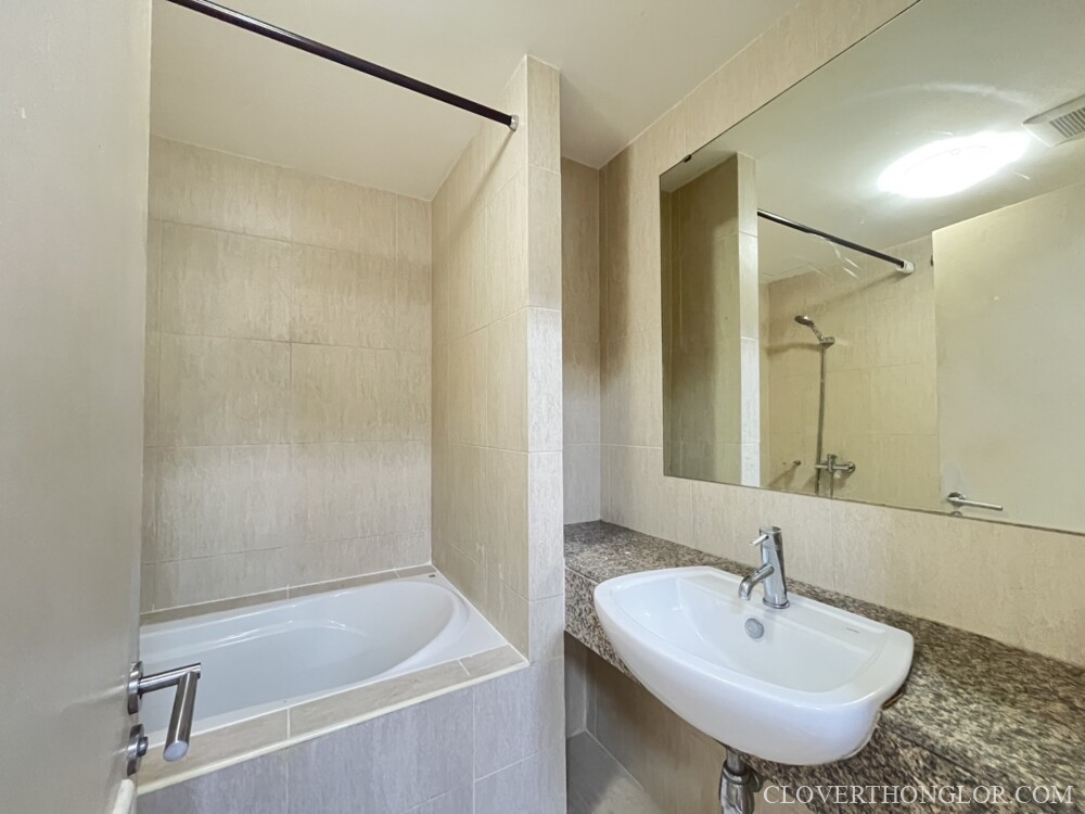 04 bathroom with tub RCN