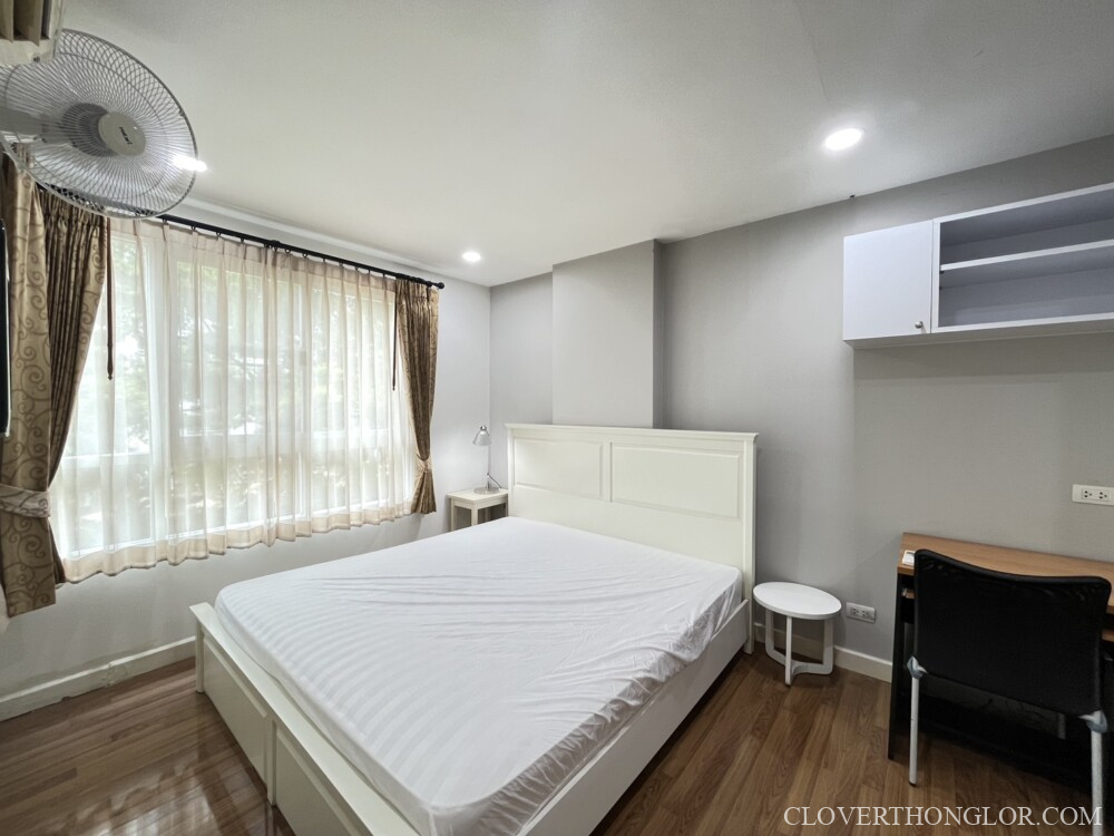 06CX bedroom from entrance DA