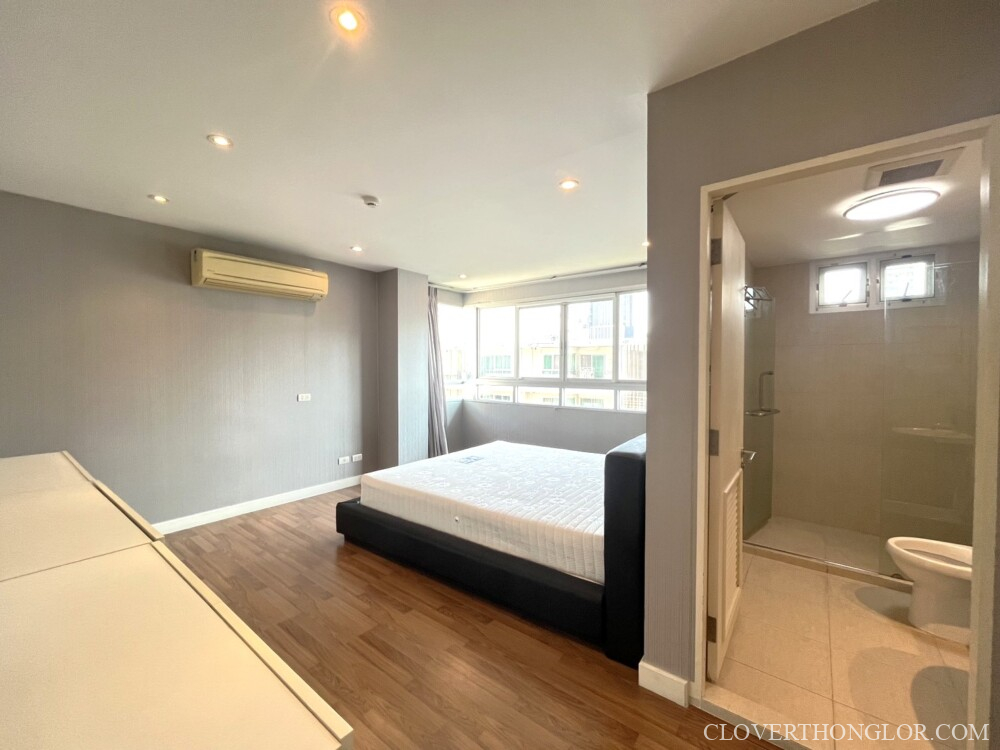 08 master bedroom from entrance WAN