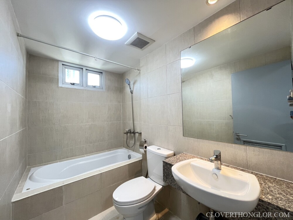 NTK 07 master bathroom