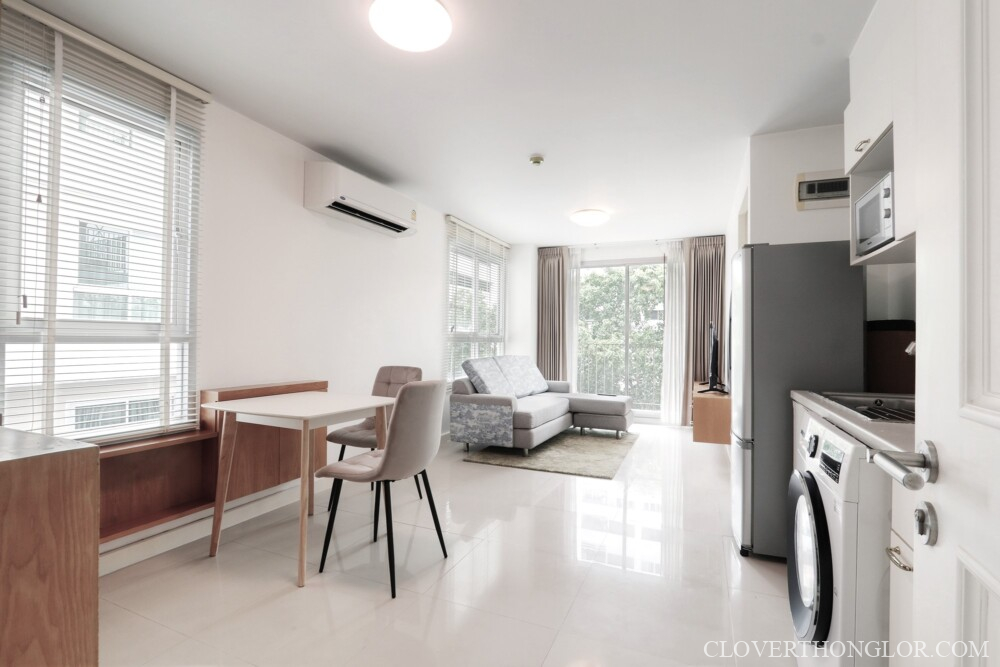 01 SWN living room from entrance