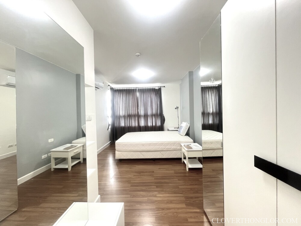 05BB LSN bedroom from bathroom